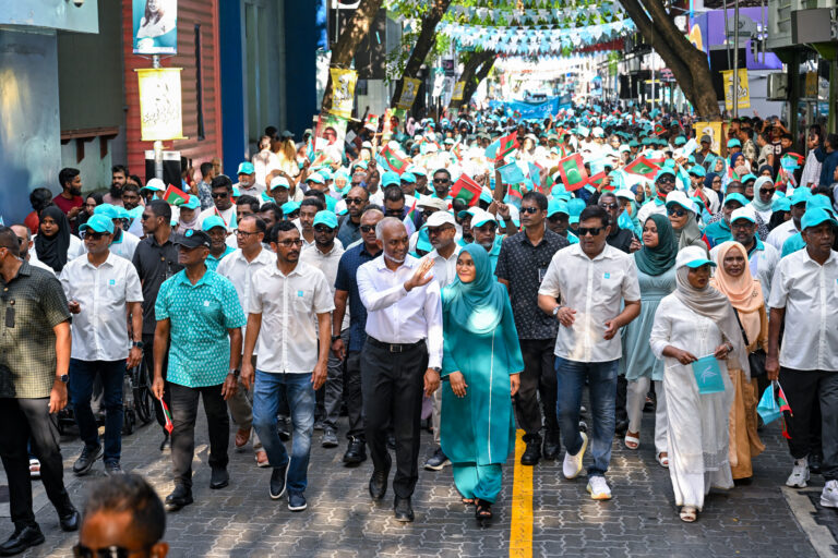 ޕީއެންސީގެ ކެމްޕެެއިން ނިންމާ ރެލީގައި އެތަށް ހާސް ބަޔަކު ބައިވެރިވެއްޖެ