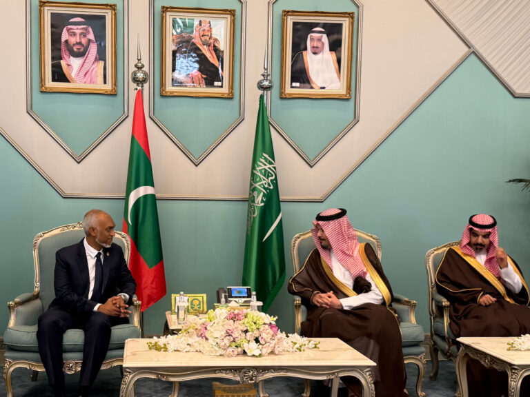 ރައީސްގެ ދެކަނބަލުން އުމްރާގެ އަޅުކަން އަދާކުރެއްވުމަށް ސައުދީއަށް ވަޑައިގެންފި