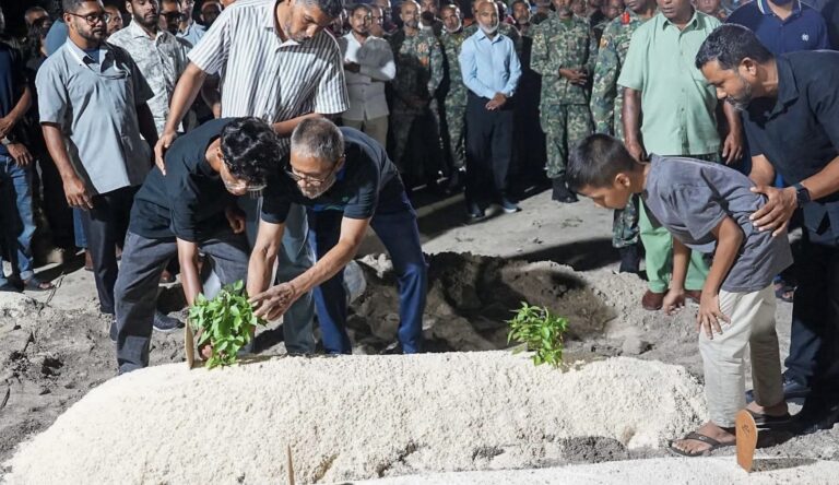 މަަރުހޫމް މަހުދީ ރަސްމީ އިއްޒަތުގައި ވަޅުލައިފި