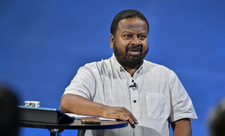ހަންޓާ ވައިރަސްއާއި އެބޯލާއަށް އެއާޕޯޓުގައި ދަނީ ސްކްރީން ކުރަމުން: މުންދު