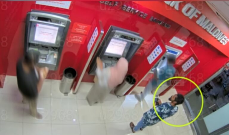 އޭޓީއެމްއަކަށް ދޫވި ކާޑެއް ނަގައި ވިޔަފާރި ކުރި މީހަކު ހޯދަނީ