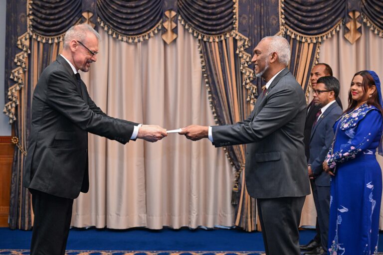 ފްރާންސްގެ އާ ސަފީރު، އެމަނިކުފާނުގެ ސަފީރުކަމުގެ ފަތްކޮޅު ރައީސްއަށް އަރުވައިފި