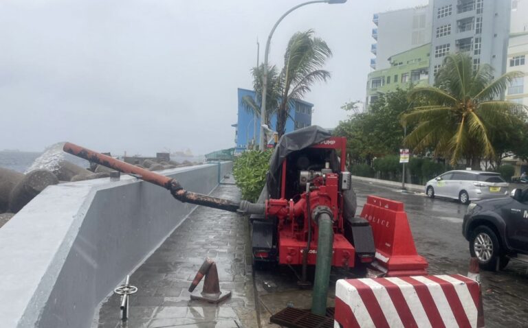 މާލޭގެ މަގުތަކުގައި ފެންބޮޑުވަމުން ދާތީ، ފެން ހިންދުމުގެ މަސައްކަތް އެމްއެންޑީއެފުން ފަށައިފި
