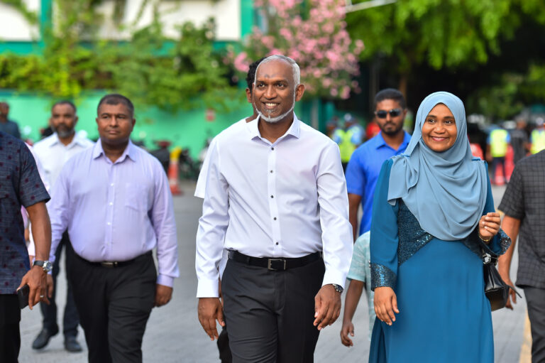 ރައީސްގެ ދެކަނބަލުން މީދޫއަށް ވަޑައިގަންނަވައިފި
