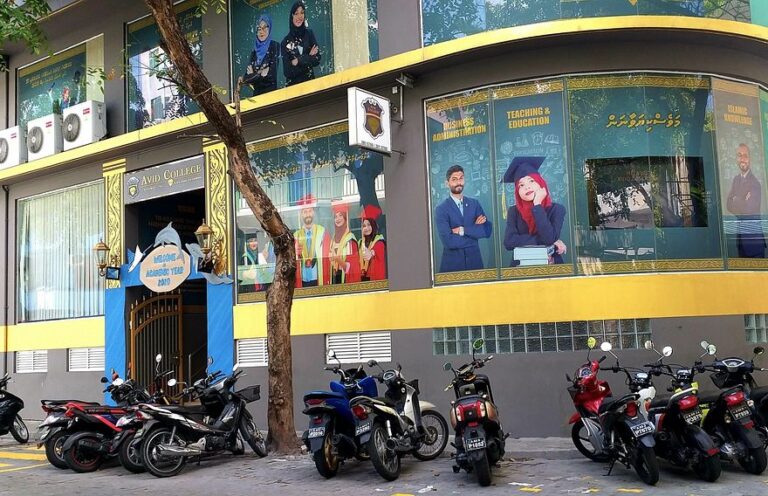 ރަޖިސްޓަރީ ނުކުރާ ބަޔަކަށް އަނެއްކާވެސް ސެޓްފިކެޓު ދޫކޮށްގެން އެވިޑް ކޮލެޖު ޖޫރިމަނާ ކޮށްފި