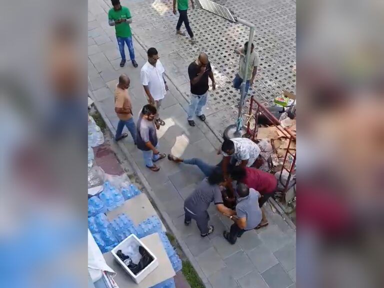 ހުޅުމާލޭ ފިހާރައަކަށް ވަޅިއެއް ހިފައިގެން މީހަކު ވަދެ މާރާމާރީ ހިންގައިފި