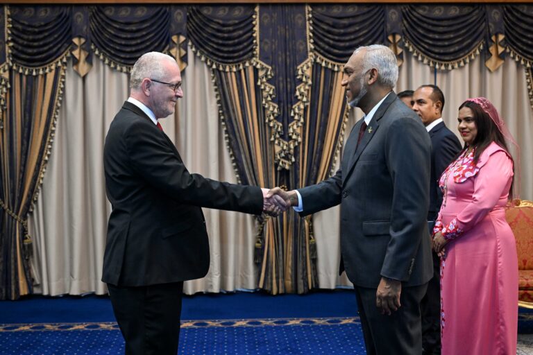 ސްލޮވޭނިއާގެ އާ ސަފީރު، ސަފީރުކަމުގެ ފަތްކޮޅު ރައީސްއަށް އަރުވައިފި