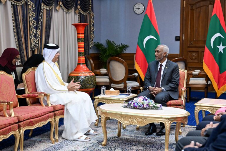 ޤަޠަރުގެ އައު ސަފީރު، އެމަނިކުފާނުގެ ސަފީރުކަމުގެ ފަތްކޮޅު ރައީސްއަށް އަރުވައިފި