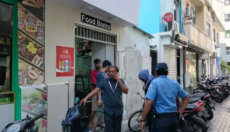 ދުންހޮޅިން މިސްކިތުގެ އެތެރެއަށް ވަސް ދާތީ، އެކަން ރަނގަޅު ކުރަންދެން ފުޑް ބިސްޓްރޯ ބަންދުކޮށްފި