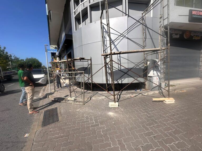 ހުއްދަ ނުހޯދައި ދުވާރު މަތީގައި މަސައްކަތްކުރި ބަޔަކު ޖޫރިމަނާކޮށްފި