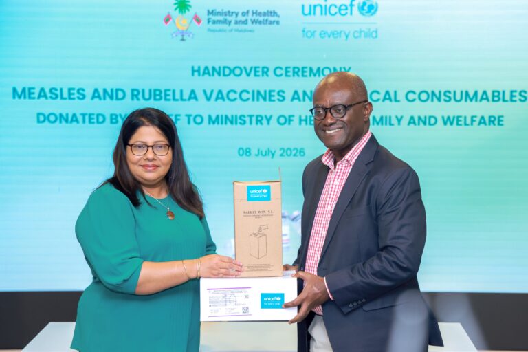 ހިމަބިހިން ރައްކާތެރިވުމަށް ޔުނިސެފުން ހަދިޔާކުރި 28،000 ޑޯޒްގެ ވެކްސިން މިނިސްޓްރީއާ ހަވާލުކޮށްފި
