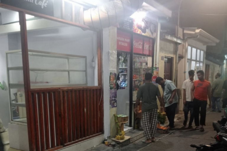 މާލޭ މަގުމަތީގައި މުދާ ބަހައްޓައިގެން ވިޔަފާރިކުރި ބަޔަކު ޖޫރިމަނާކޮށްފި