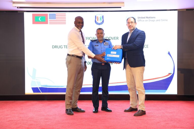 އެމެރިކާއިން ދިވެހި ފުލުހުންނަށް ޑްރަގް ޓެސްޓް ކިޓް ހަދިޔާކޮށްފި