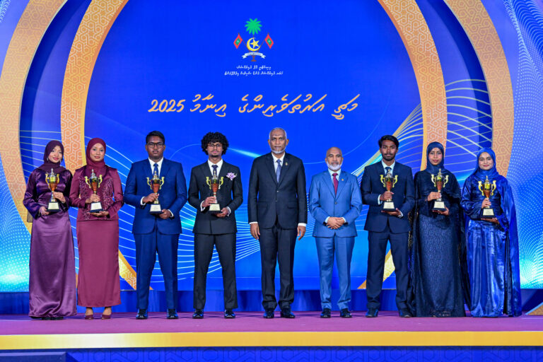 މަތީ އަރުތަވެރިންގެ އިނާމު 2025 ގެ އެންމެ ޝަރަފްވެރި އެވޯޑުތައް ރައީސް ހަވާލުކޮށްދެއްވައިފި