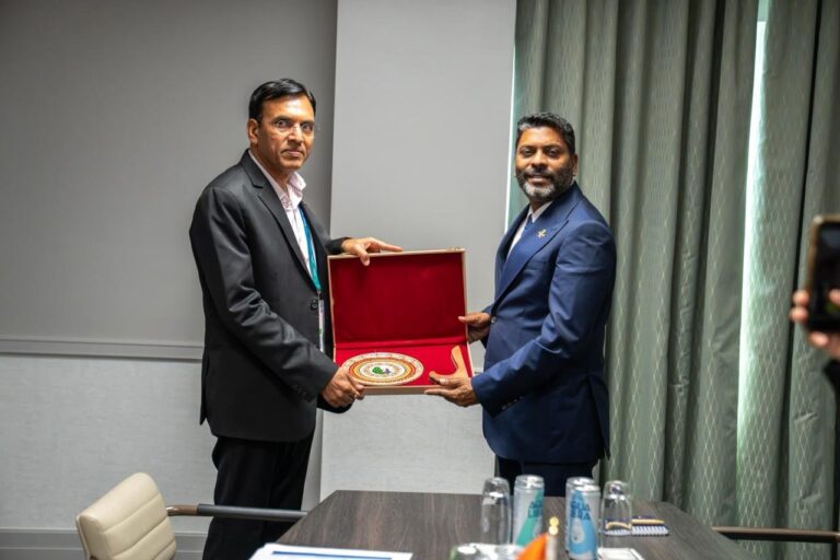މިނިސްޓަރު ރާފިއު، އިންޑިއާގެ ސްޕޯޓްސް މިނިސްޓަރާ ބައްދަލުކުރައްވައިފި