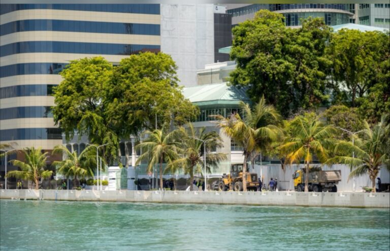 ބޭރުމަގުގައި އަލަށް ހެދި ބައިގައި ދިވެހި ރުއް އިންދައިފި