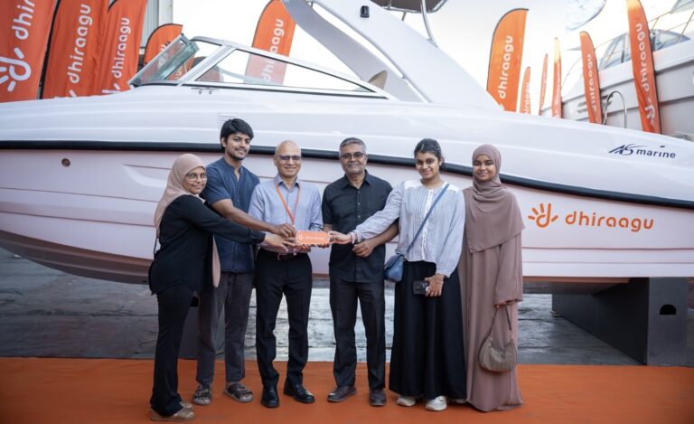 ދިރާގުގެ ”ވިން ޓޫ ސްޕީޑް ބޯޓްސް“ގެ ނަސީބުވެރިޔާއާ ބޯޓު ހަވާލުކޮށްފި