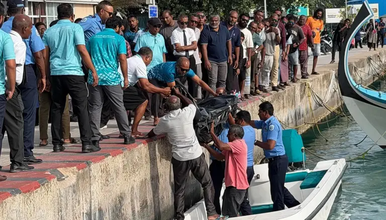 އޭދަފުށީ ބަނދަރު ސަރަހައްދުން ނިޔާވެފައި އޮތް އުމުރުން ދުވަސްވީ މީހަކު ފެނިއްޖެ