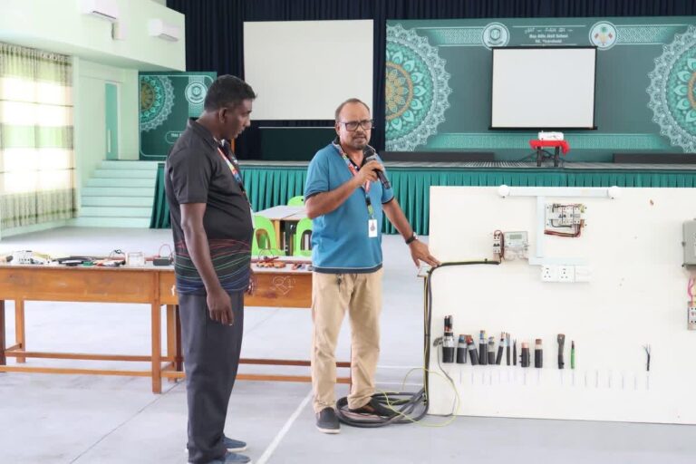 ގޭތެރޭގައި ކަރަންޓު ބޭނުންކުރުމުގެ ރައްކާތެރިކަމާ ގުޅޭގޮތުން ހޯރަފުށީ ސްކޫލުގެ ދަރިވަރުންނަށް މައުލޫމާތު ދީފި
