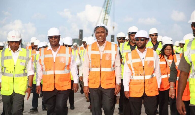 މާލެއިން ވިލިމާލެއަށް ފައިމަގުގައި ވަޑައިގަންނަވައި ރައީސް ތިލަމާލެ ބުރިޖުގެ މަސައްކަތް ބައްލަވާލައްވައިފި
