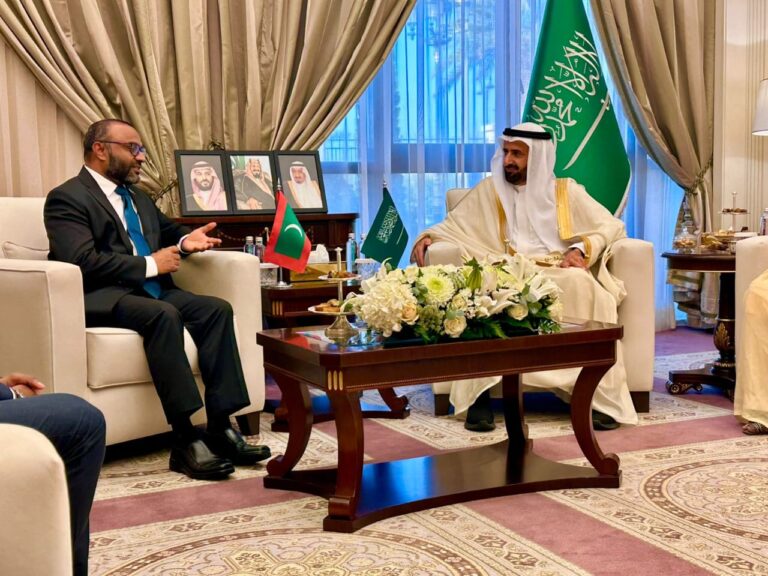 މުހިންމު މަޝްވަރާ ބައްދަލުވުމަކަށް މިނިސްޓަރު ޝަހީމް ސައުދީއަށް ފުރާވަޑައިގެންފި