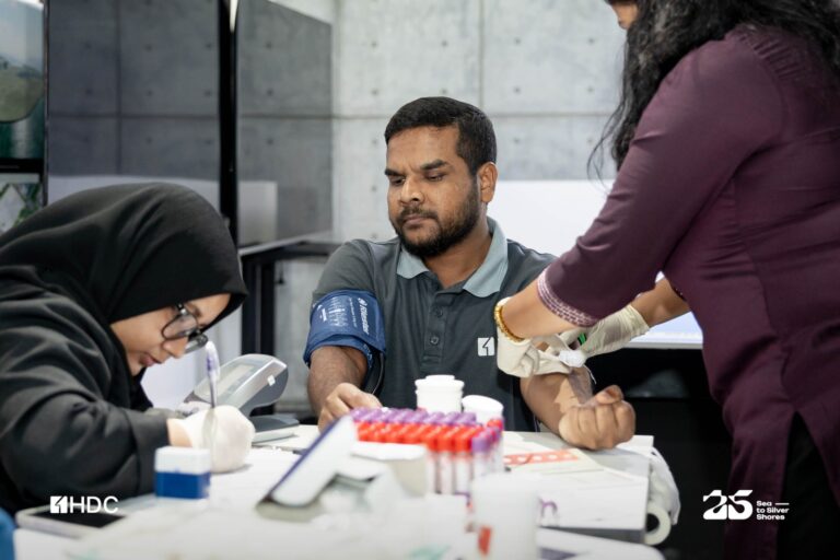 އެޗްޑީސީ ސްޓާފުންގެ ފަރާތުން ބްލަޑް ބޭންކަށް ލޭ ހަދިޔާކުރުމަށް ކޭމްޕެއް ފަށައިފި