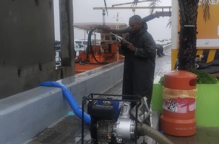 މާލޭގެ މަގުތަކުގައި ފެން ބޮޑުވެ، މަގުތަކުން ފެން ހިންދުމުގެ މަސައްކަތް ފަށައިފި