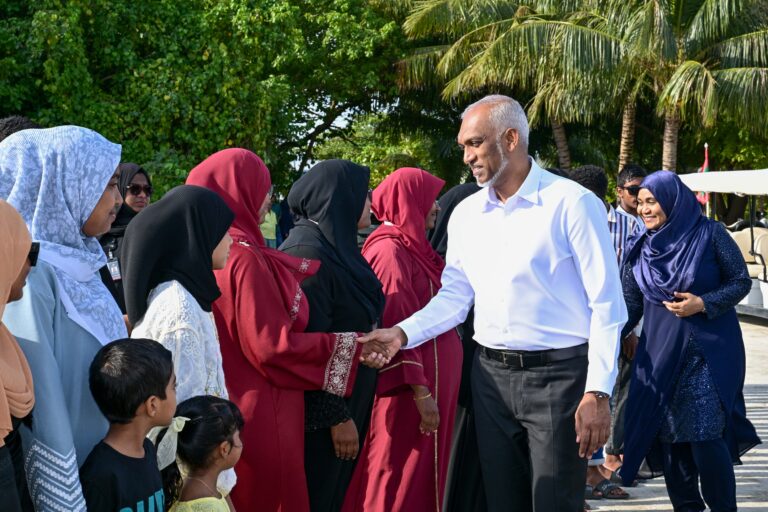 ޤައުމީ ދުވަހުގެ ހަރަކާތްތަކަށްފަހު ރައީސްގެ ދެކަނބަލުން މާލެއަށް ވަޑައިގަންނަވައިފި