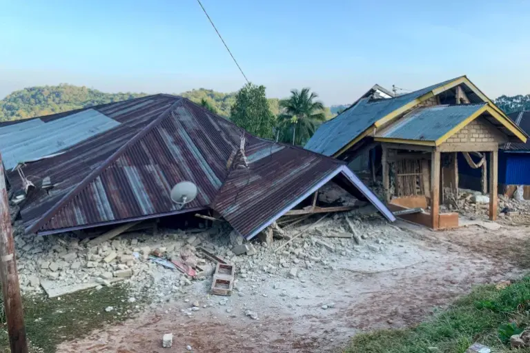 އިންޑޮނީޝިއާ އަށް އައި ބިންހެލުމުގައި މަރުވި މީހުންގެ އަދަދު 47 އަށް އަރައިފި