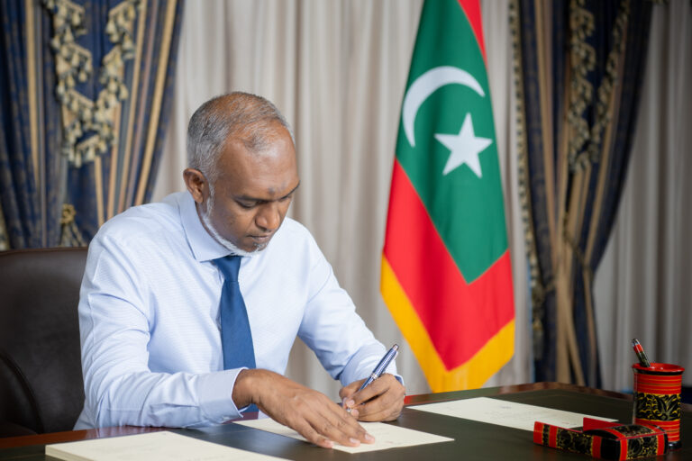 ޕްލާސްޓިކް ކޮތަޅުން ނަގާ ފީއަށް ލުއި ލިބޭ އިސްލާހު ރައީސް ތަސްދީޤުކުރައްވައިފި