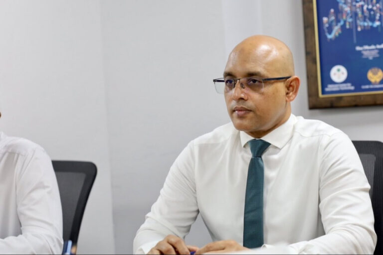 މި ސަރުކާރުން މިހާތަނަށް ދަރަނި ދެއްކުމަށް 1.3 ބިލިޔަން ޑޮލަރު، ފާއިތުވި 2 ސަރުކާރަށްވުރެ އިތުރު: މިނިސްޓަރު