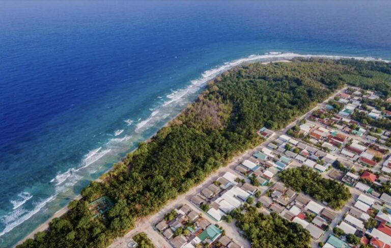 އަނބިމީހާއާ ދިމާލަށް ފަލައޭ ބުނެގެން ކަތިވަޅިއެއް ހިފައިގެން މާރާމާރީ ހިންގަން އުޅުނު ފިރިހެނަކު ހައްޔަރުކޮށްފި