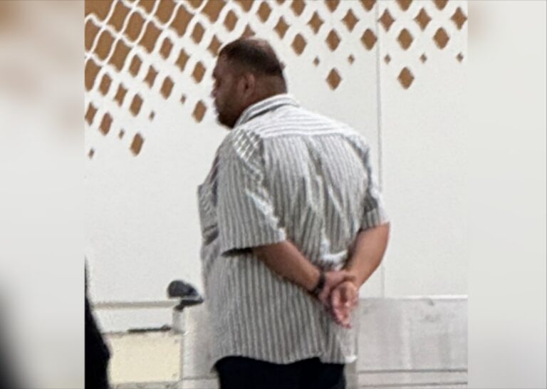 މަސްތުގެ ހާލަތުގައި ހުރެ ކުޑަކުއްޖެއްގެ ގައިގައި އަތްލައި، އެހެން ޕަސިންޖަރުންނަށް ވެސް ފުރައްސާރަކުރި