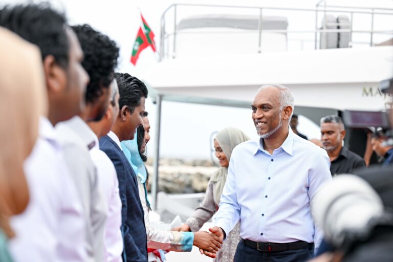އުކުޅަހަށް ކުރެއްވި ދަތުރުފުޅު ނިންމަވާލައްވާ ރައީސްގެ ދެކަނބަނލުން މާލެ ވަޑައިގަންނަވައިފި
