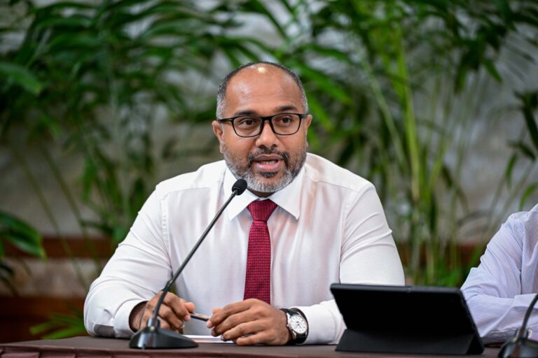 ހުއްދަނުނަގާ ފައިސާ އެކްސްޗޭންޖުކުރާ ހަތް ތަނެއް ބެލިއިރު 9 މަހުން 76 މިލިއަން ޑޮލަރު މާރުކުރި: އިހުސާން