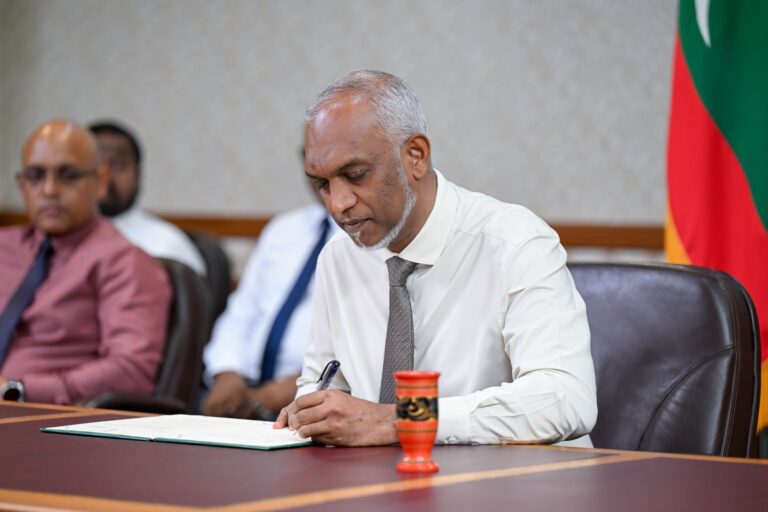 ބޭރުގެ ކޮންޓްރެކްޓަރުންގެ އަތުން ނަގާ ވިތުހޯލްޑިން ޓެކްސް 10 އިންސައްތައަށް ބޮޑުކުރާ ބިލް ތަސްދީގުކުރައްވައިފި