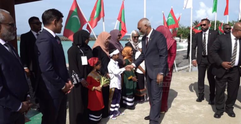 ޤައުމީ ދުވަހުގެ ހަރަކާތްތަކުގައި ބައިވެރިވެވަޑައިގަތުމަށްޓަކައި، ރައީސްގެ ދެކަނބަލުން އުތީމަށް!