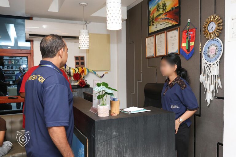 ހުޅުމާލޭ ސްޕާއެއް ބަލައި ފާސްކޮށް ގަވައިދާ ހިލާފަށް އުޅުނު 7 ބިދޭސީއަކު އަތުލައިގެންފި