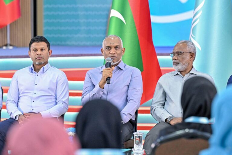 ރައީސް، ޕީއެންސީގެ ކޮންގްރެސްގެ މަންދޫބުންނާއި ބައްދަލުކުރައްވައިފި