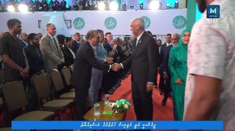 ޕީއެންސީ ކޮންގްރެސް ޖަލްސާގެ ކުރީ ސަފުގައި ރައީސް ނަޝީދު!