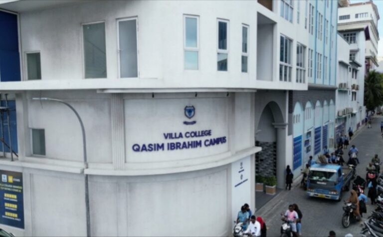 ވިލާ ކޮލެޖު ކައިރިން ދެ ސައިކަލެއް ޖެހި ހިނގި އެކްސިޑެންޓެއްގައި އަންހެން ކުއްޖަކަށް އަނިޔާވެއްޖެ