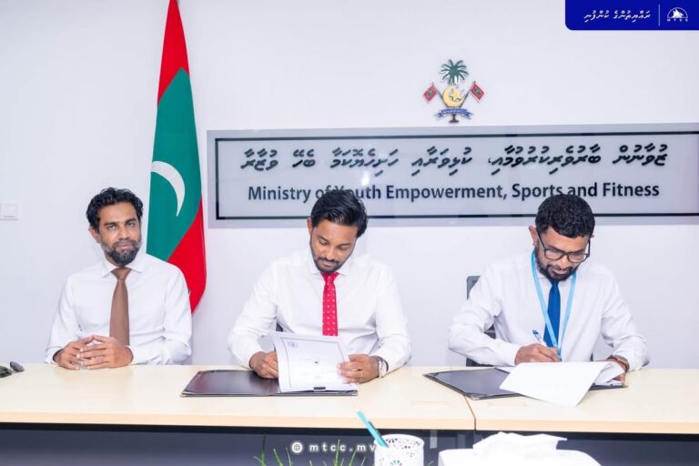 މަނަދޫ ފުޓްބޯޅަ ދަނޑުގައި ލައިޓް ހަރުކުރުމަށް އެމްޓީސީސީއަށް