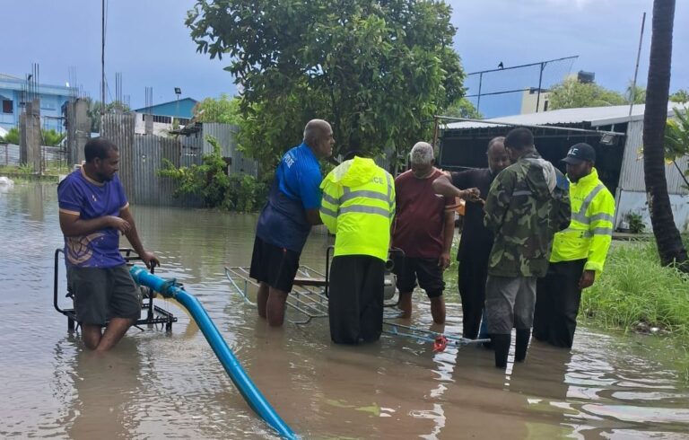 ވިއްސާރައިގައި އެކި ރަށްރަށުގައި ފެންބޮޑުވުމާ ގުޅިގެން އެހީތެރިކަން ފޯރުކޮށްދިނުމުގައި ފުލުހުން ހަރަކާތްތެރިވަނީ